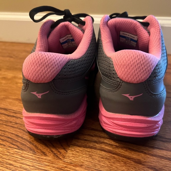 Mizuno grey and pink soft ground turf cleats.
#sports #athletics #sneakers - Picture 3 of 4